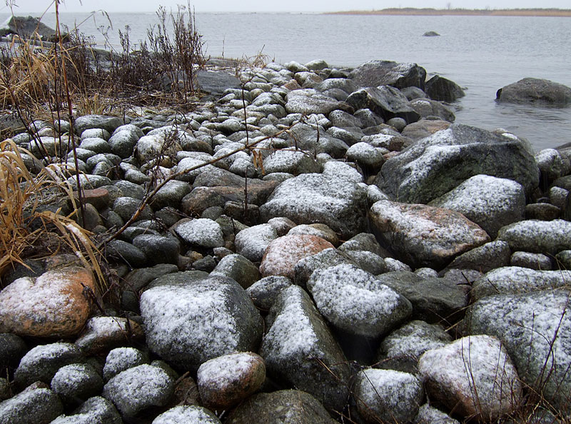 Ensilumi rantakivill&auml;