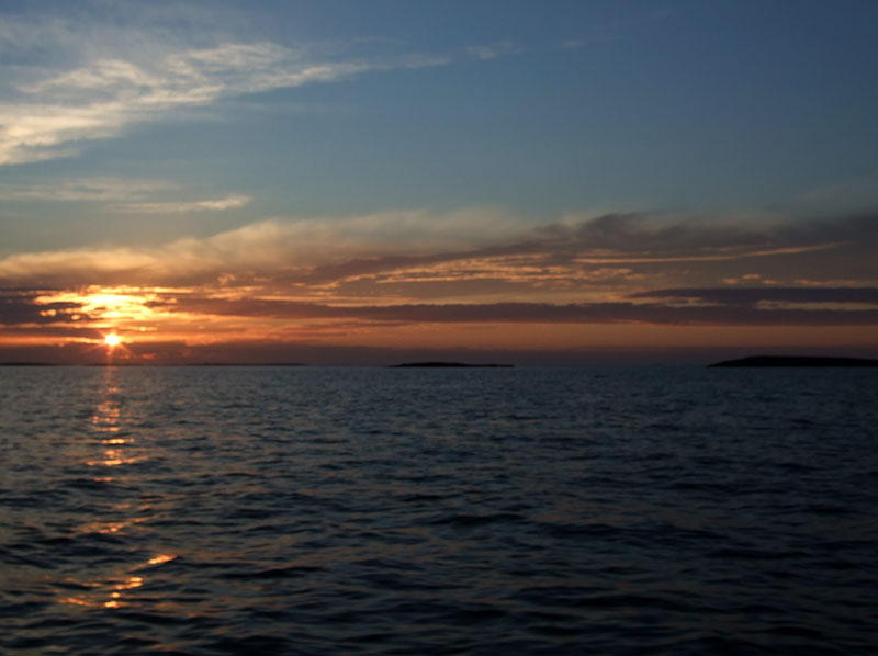 Auringonlaskun aikaan Auringonlaskun aikaan