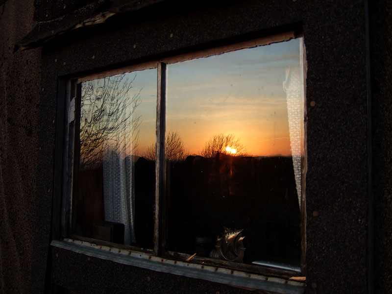 Aurinko mökin ikkunassa Aurinko mökin ikkunassa