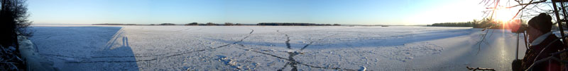 Joki lähes jäässä Joki lähes jäässä