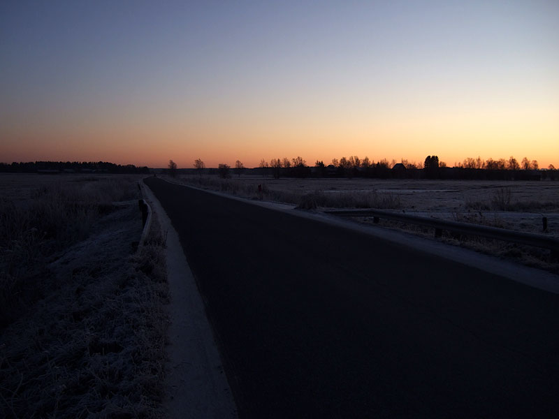 Lattomerentien auringonlaskun jälkeen Lattomerentien auringonlaskun jälkeen