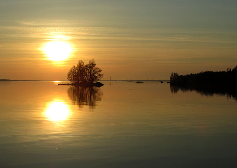 Tyyni pinta ja aurinko Tyyni pinta ja aurinko