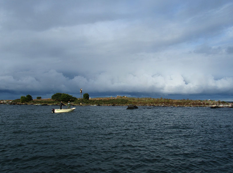 Hylkiriutta ja kalastajia Hylkiriutta ja kalastajia