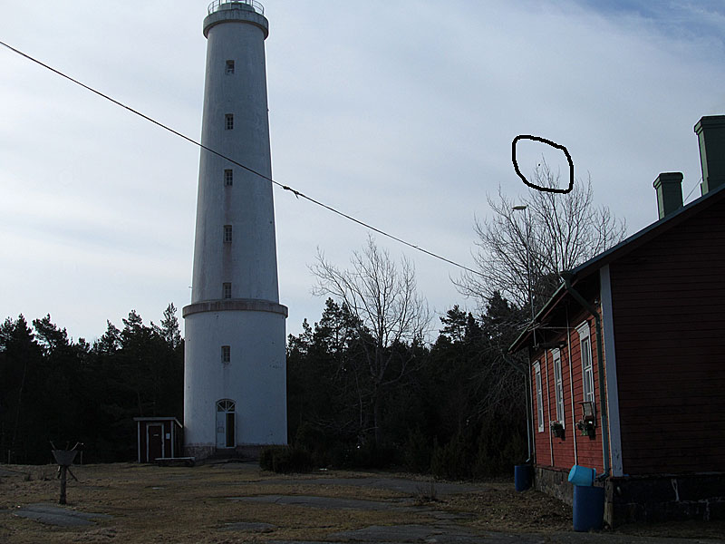 Majakka, talo ja varpunen
