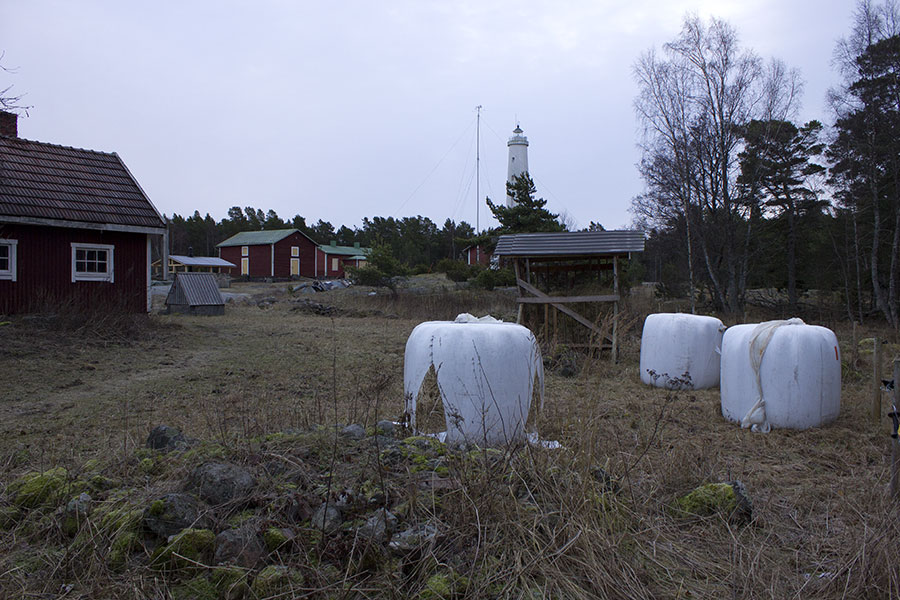 Heinäpaalit ja majakkapiha Heinäpaalit ja majakkapiha