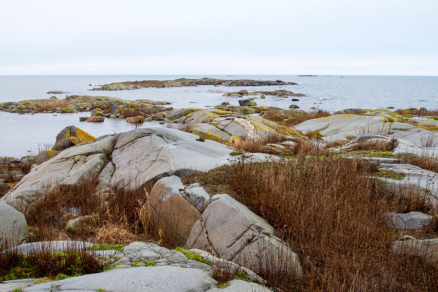 Turvaskalliolta l�nteen, edess� Kamppari