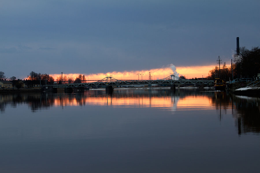 Porinsilta ja auringonnousu