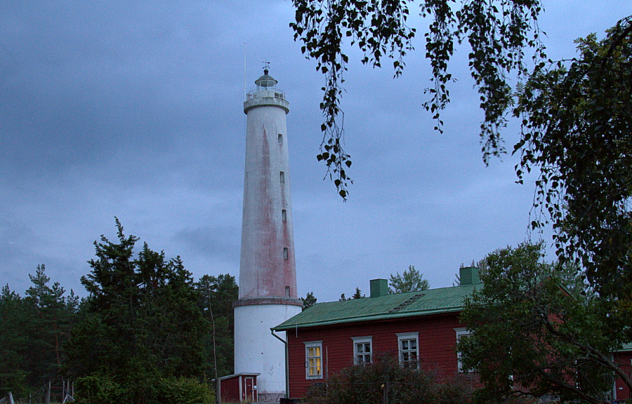 Majakka ja valo lintuaseman ikkunassa