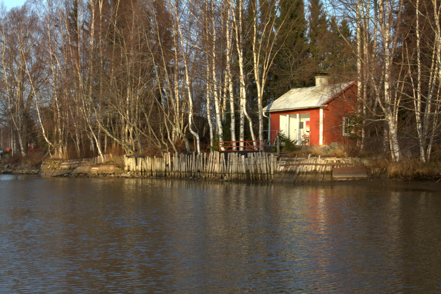 Mökki ja pudonnut
jokivesi Mökki ja pudonnut jokivesi