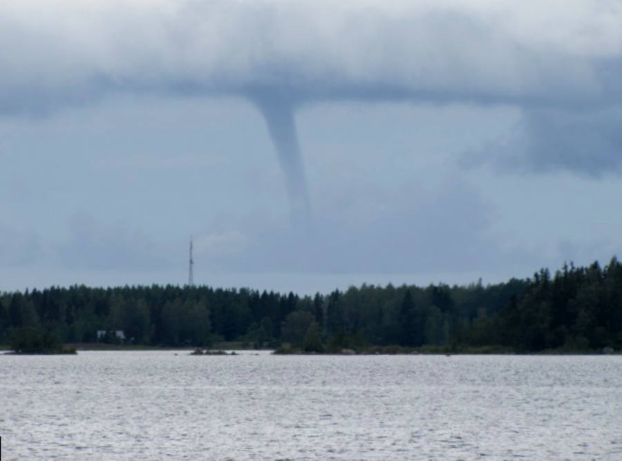Trombi
merellä Trombi merellä