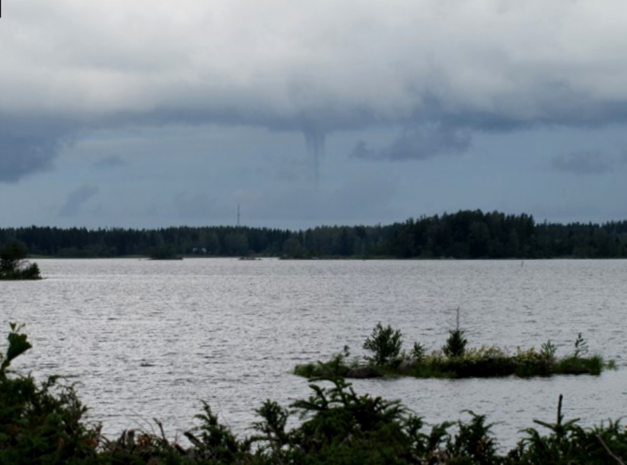 Trombi
merellä Trombi merellä
