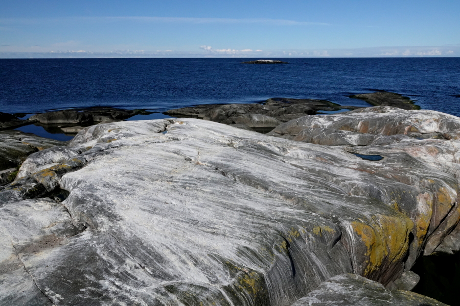 Sisempi pohjankallio,
merimetsojen jälkiä Sisempi pohjankallio,
merimetsojen jälkiä
