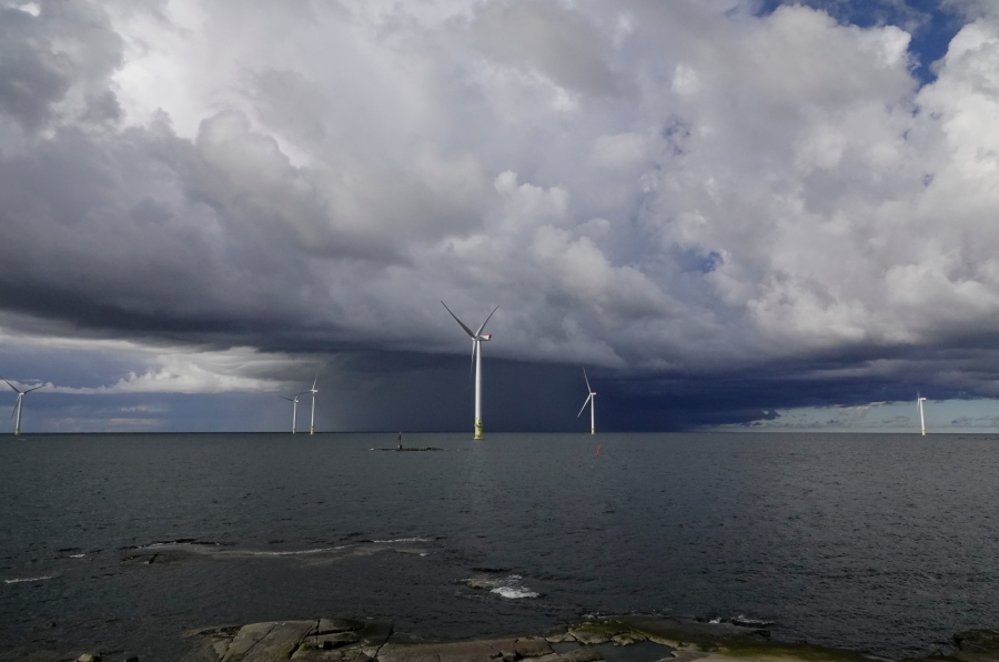 Ukkoskuuron pilvet
                                synkkenev�t, Tahkoluoto