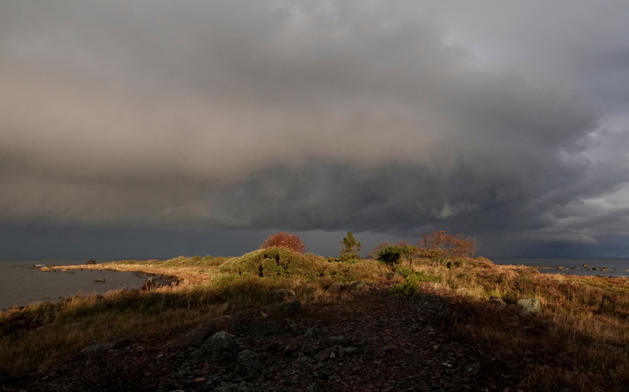 Prakala,
aurinko ja
ukkoskuuro Prakala,
aurinko ja
ukkoskuuro